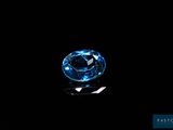 gros plan d'un diamant bleu sur une surface noire