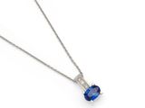 un pendentif en saphir bleu et diamant sur une chaîne en argent