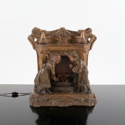une statue représentant un homme et une femme dans une crèche posée sur une table