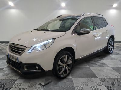 la voiture blanche est garée sur un sol en damier dans le garage