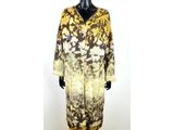 une photo d'un mannequin portant une robe jaune et marron