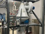 une machine qui se trouve dans une pièce où il y a beaucoup d'objets