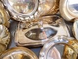 de nombreux plateaux en argent posés sur une table