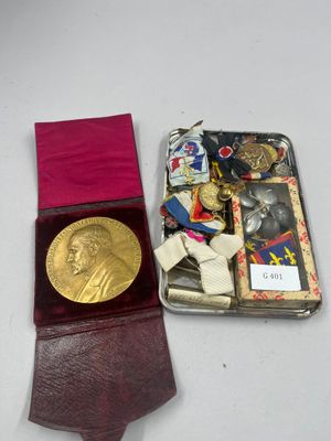 un petit écrin contenant une médaille d'or