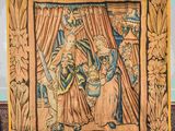 une image d'une tapisserie accrochée au mur d'une pièce