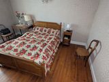 une chambre avec un lit et une chaise