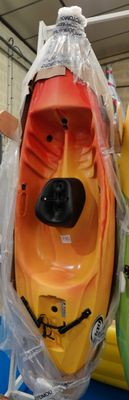 de nombreux kayaks de différentes couleurs exposés dans un magasin