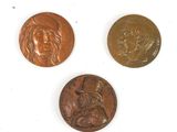 trois types différents de pièces de bronze sur un fond blanc