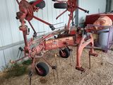 un tracteur rouge garé dans une grange