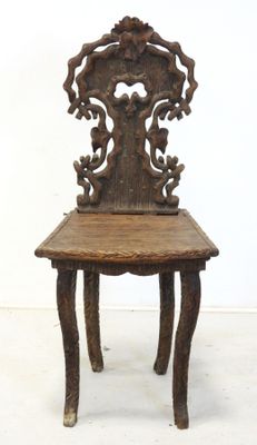 une vieille chaise en bois posée sur une table en bois