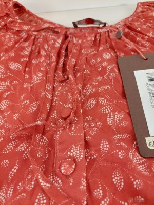 le dos d'une robe rouge avec une étiquette