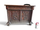 une image d'une armoire en bois avec des sculptures sur les portes