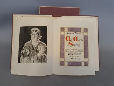un livre dans lequel figure la photo d'une femme