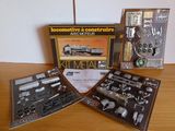 trois types différents de trains miniatures posés sur une table