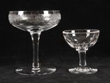 deux verres à vin vides posés l'un à côté de l'autre sur une table