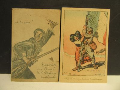 deux vieilles cartes à jouer sur lesquelles figure un homme tenant un drapeau