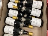 Les bouteilles de vin se trouvent dans un carton posé sur une table