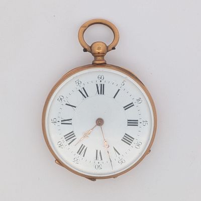 une montre de poche en or avec des chiffres romains sur le cadran