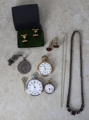 beaucoup d'objets posés sur le sol