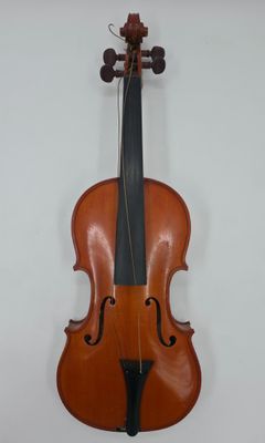 un vieux violon accroché au mur d'une pièce
