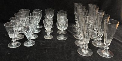 un grand nombre de verres à vin posés sur une table