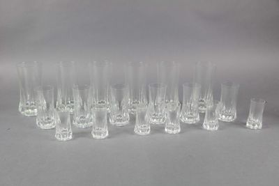 un grand nombre de verres alignés sur la table