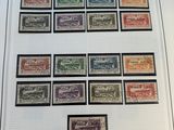 une image d'une collection de timbres sur une table