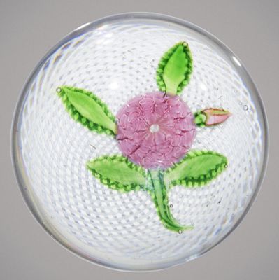 une plaque de verre ornée d'une fleur rose