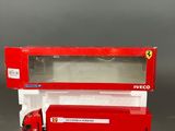 Le camion miniature est rouge et blanc, avec une cabine rouge.