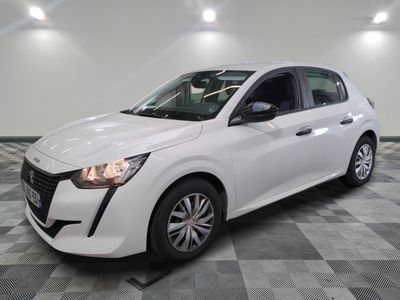 la voiture blanche est garée sur un sol en damier dans le garage