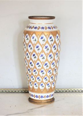 un vase posé sur une table dans une pièce