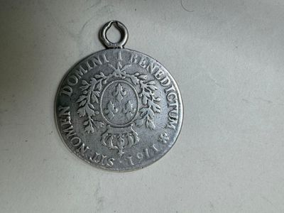 une vieille pièce d'argent sur laquelle figure le portrait d'une femme