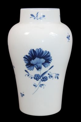 un vase blanc orné d'une fleur bleue