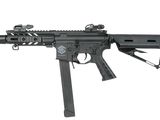 gros plan d'un fusil sur fond blanc