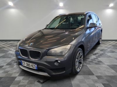 une photo d'une BMW X1 dans un showroom