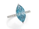 une bague sertie d'un diamant bleu et de diamants