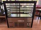 une vitrine remplie de nourriture