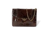 La pochette en cuir de crocodile marron est ornée d'une chaîne dorée sur le devant