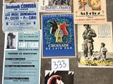 Plusieurs affiches et brochures sont disposées par terre