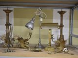 une vitrine sur laquelle sont disposés une lampe, des bougies et d'autres objets