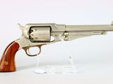 revolver avec une crosse en bois, exposé sur un fond blanc