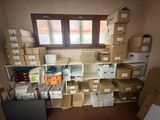 une pièce remplie de nombreux cartons et de boîtes sur les étagères