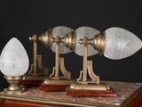 trois lampes posées sur une table en bois