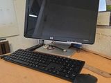 un bureau sur lequel se trouvent un ordinateur, un clavier et une souris