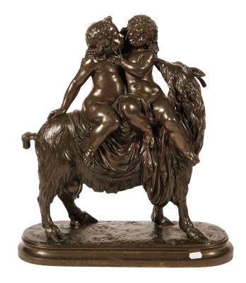 statue en bronze représentant un garçon et une fille chevauchant une chèvre