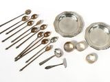 many spoons and spoons that are sitting on a table