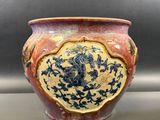 une image représentant un vase orné d'un dragon, posé sur une table