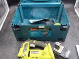 une boîte à outils bleue avec des outils sur le sol