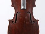 un vieux violon suspendu à une ficelle sur un fond blanc