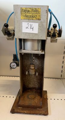 une machine qui se trouve sur une étagère dans une pièce